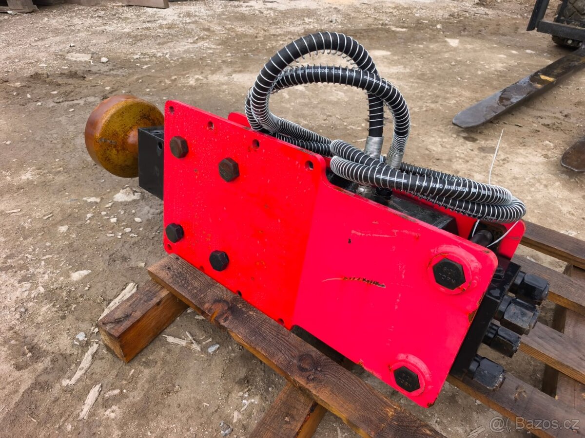 Hydraulický zatloukač kůlů pro bagr - 3