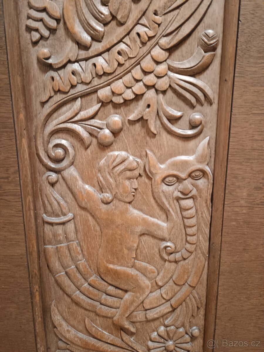 Masivní skříň s vyřezávanými ornamenty - 3