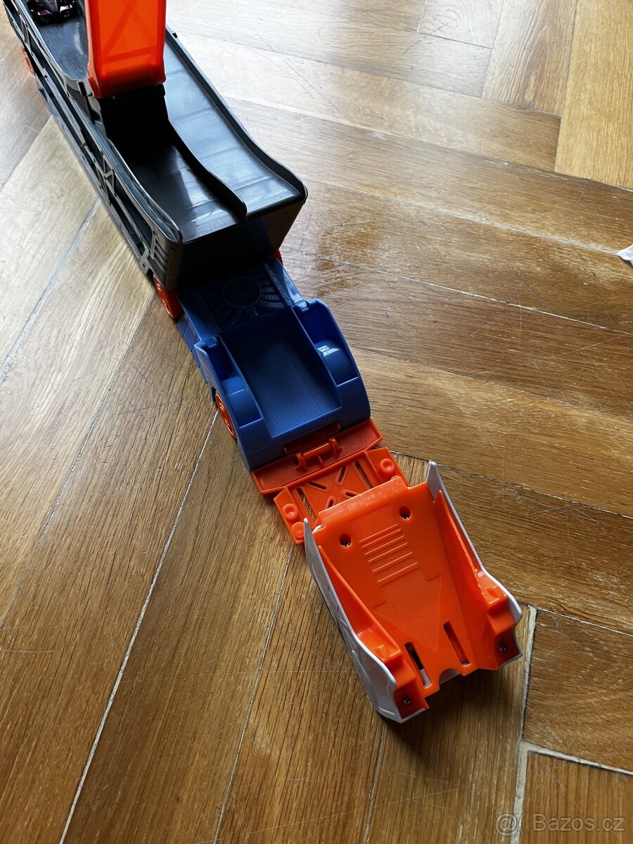Auto tahač s vystřelovací dráhou Hotwheels - 3