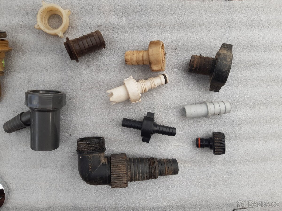 Šroubení vodovodní fitinky + skoby zednické - 3