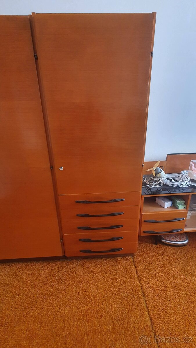 Skřín větší 2x, skříň menší, noční stolek, psací stolek - 3