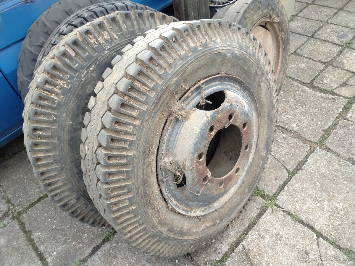 Kola po stoje zemědělské techniky a zetor 25 - 3