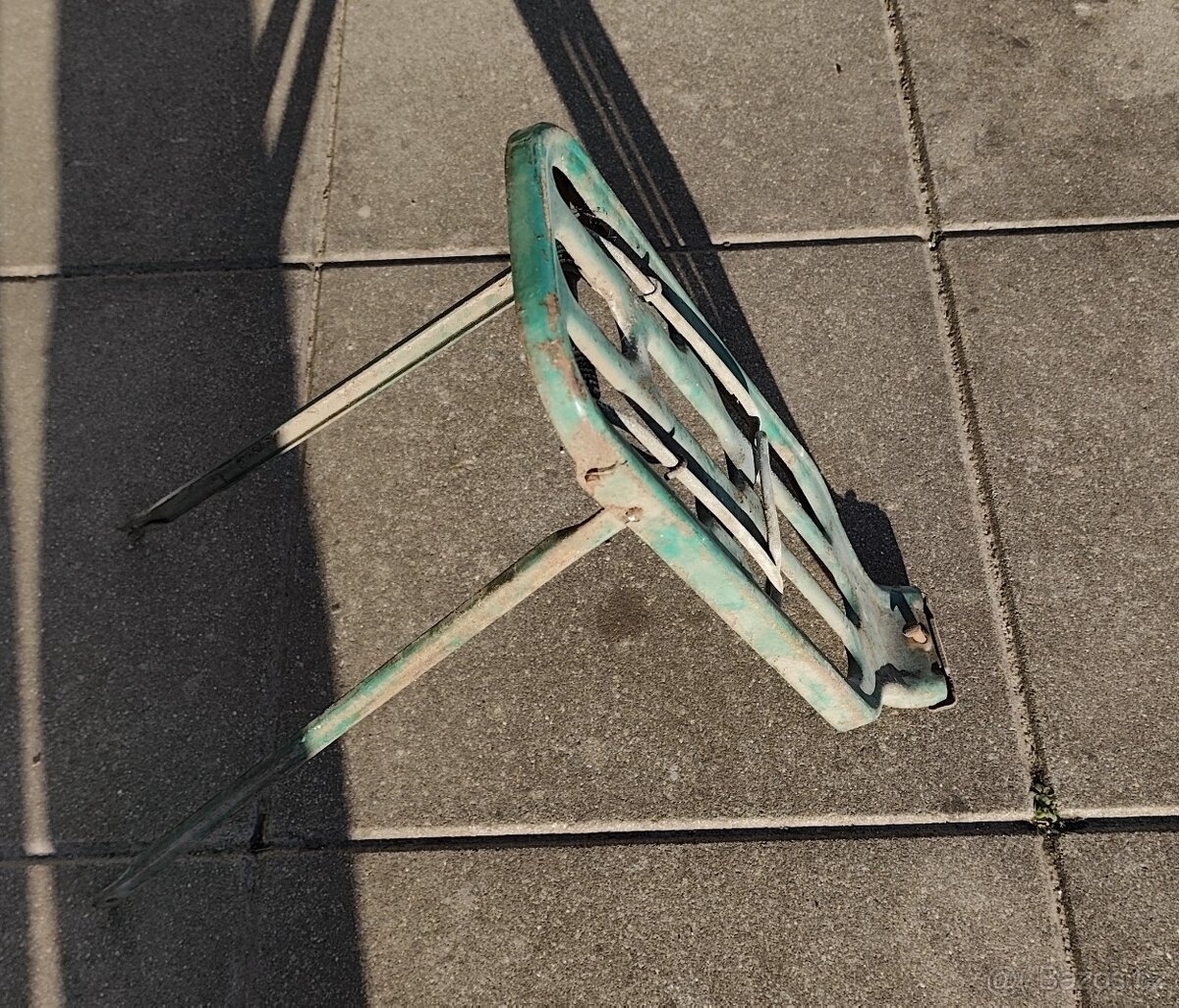 starý nosič na kolo s pružinovým držákem - 3