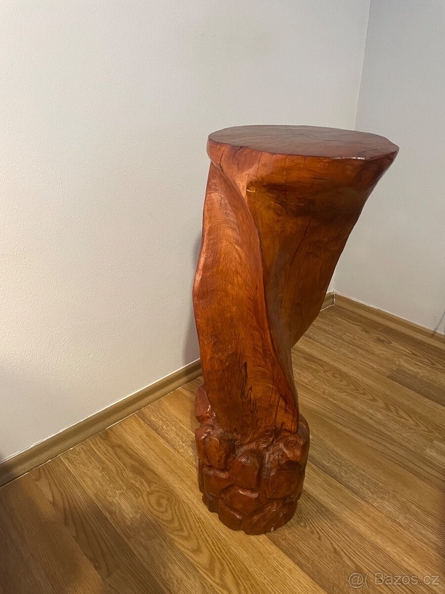 Ručně vyřezavaný masivní dřevěný stojan na dekorace. - 3