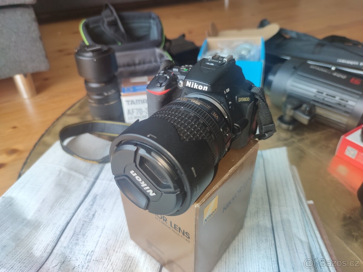 Nikon D5600 + příslušenství interiér i exteriér - 3