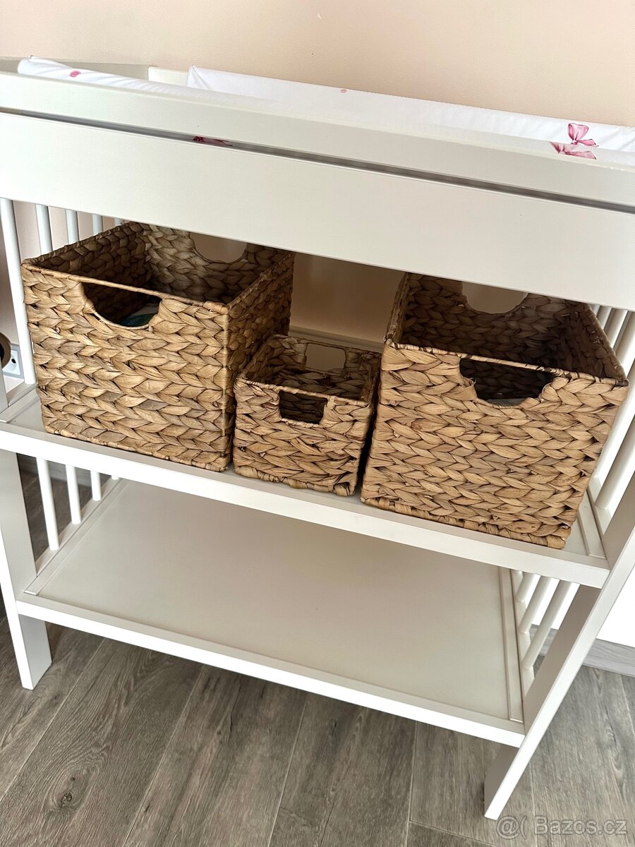 Přebalovací pult s košíky - 3