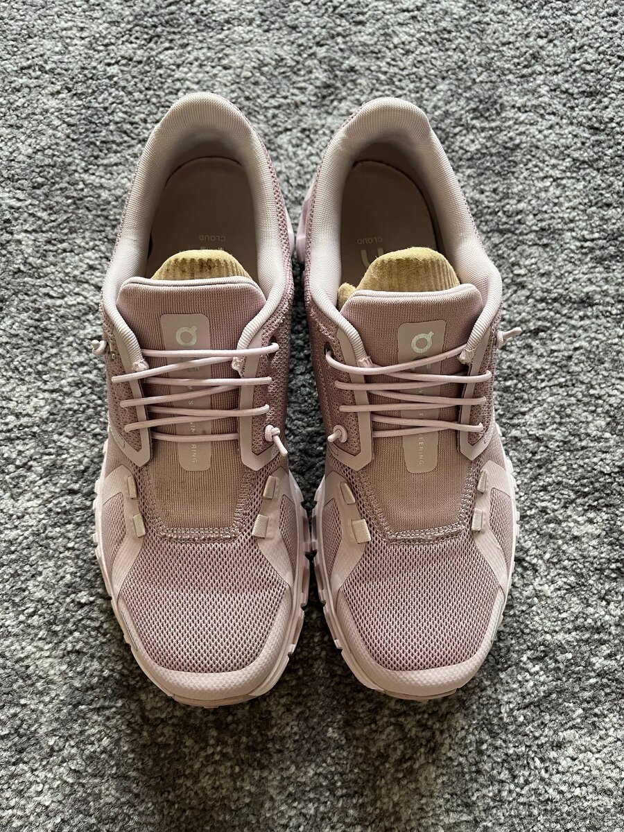 On Running, model Cloud 6, velikost 38,5 - 3