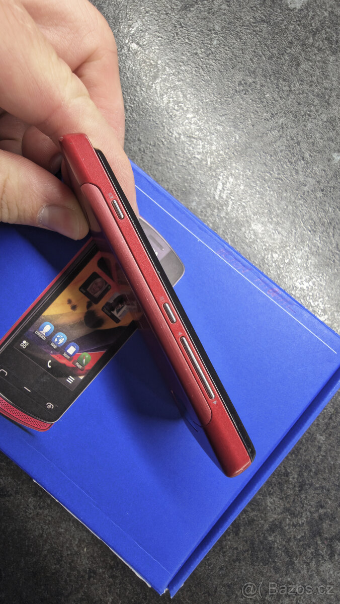 Nokia 700 červená - 3