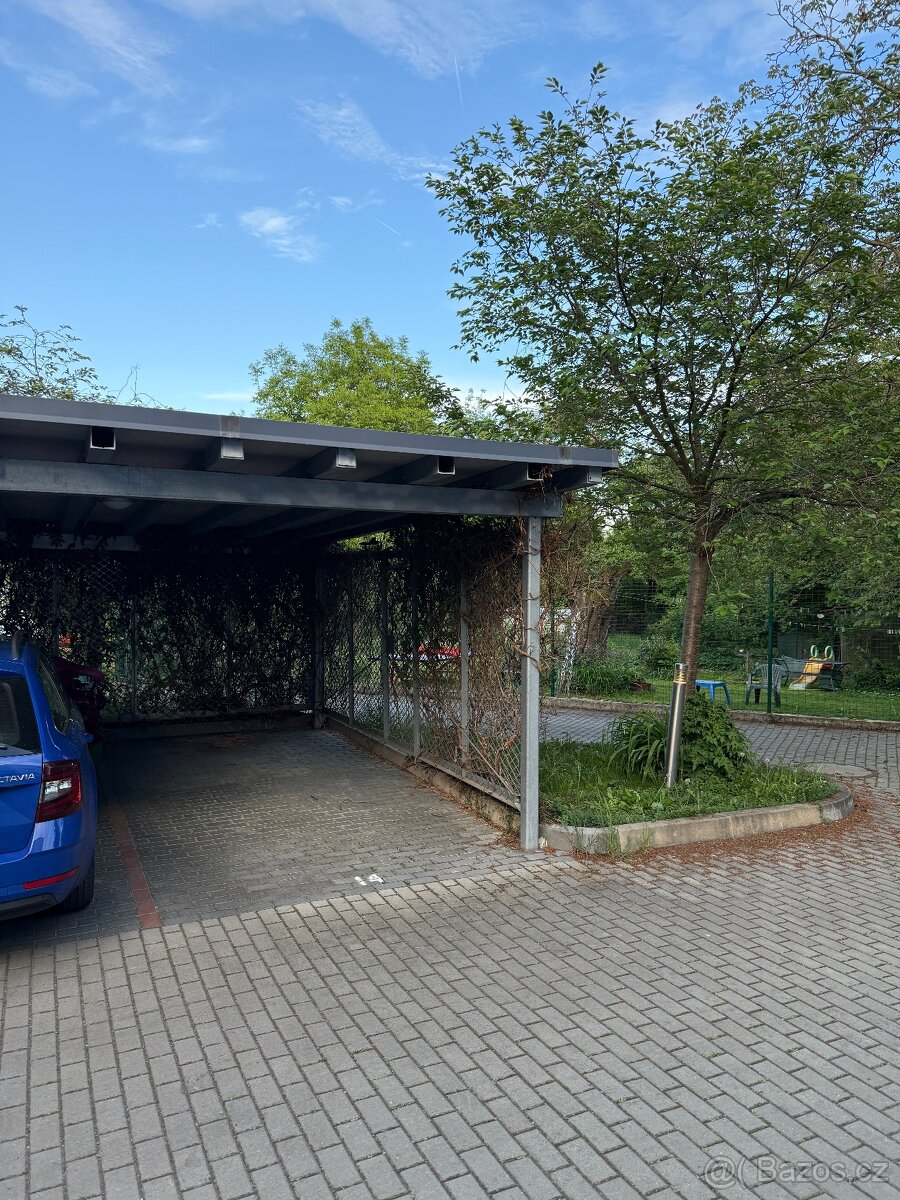 Kryté parkovací stání za uzamykatelnými vraty - 3