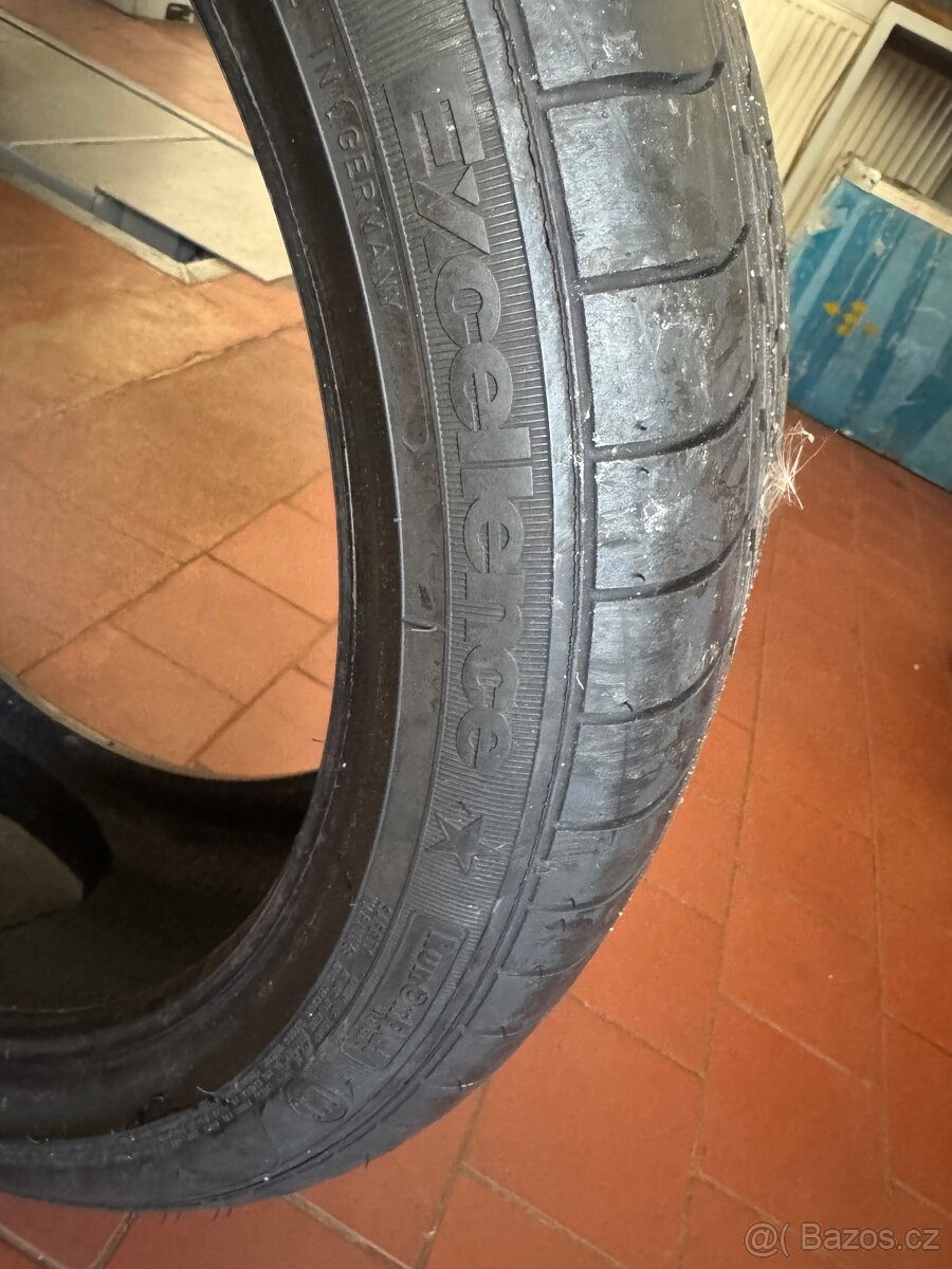 245/40R19 - 3