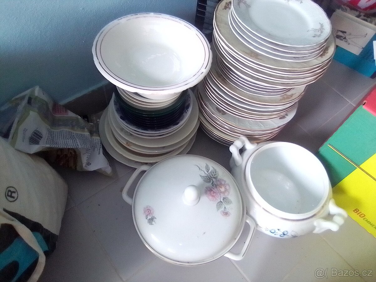 hrnky talíře dózy - 3