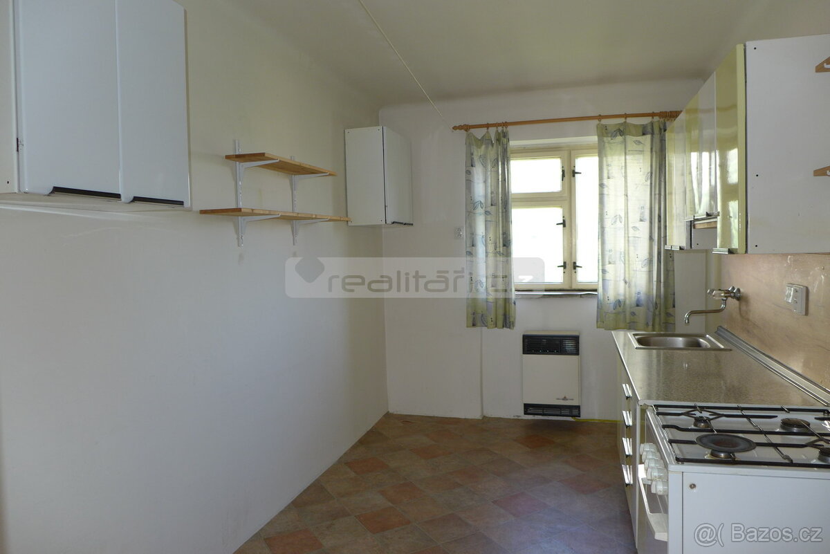 Prodej prostorného cihlového bytu 2+1 s komorou v Plzni na D - 3