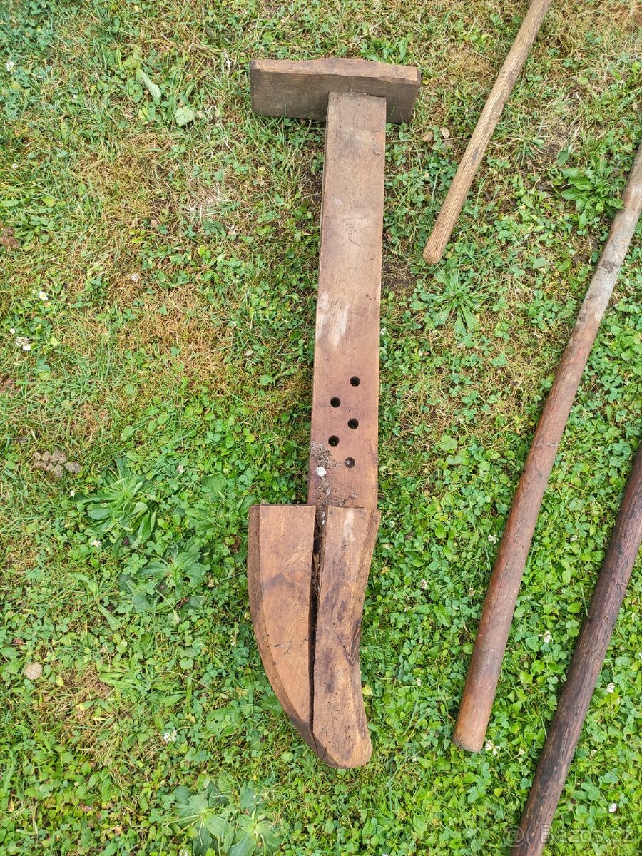 Různé staré ruční zemědělské nářadí - 3