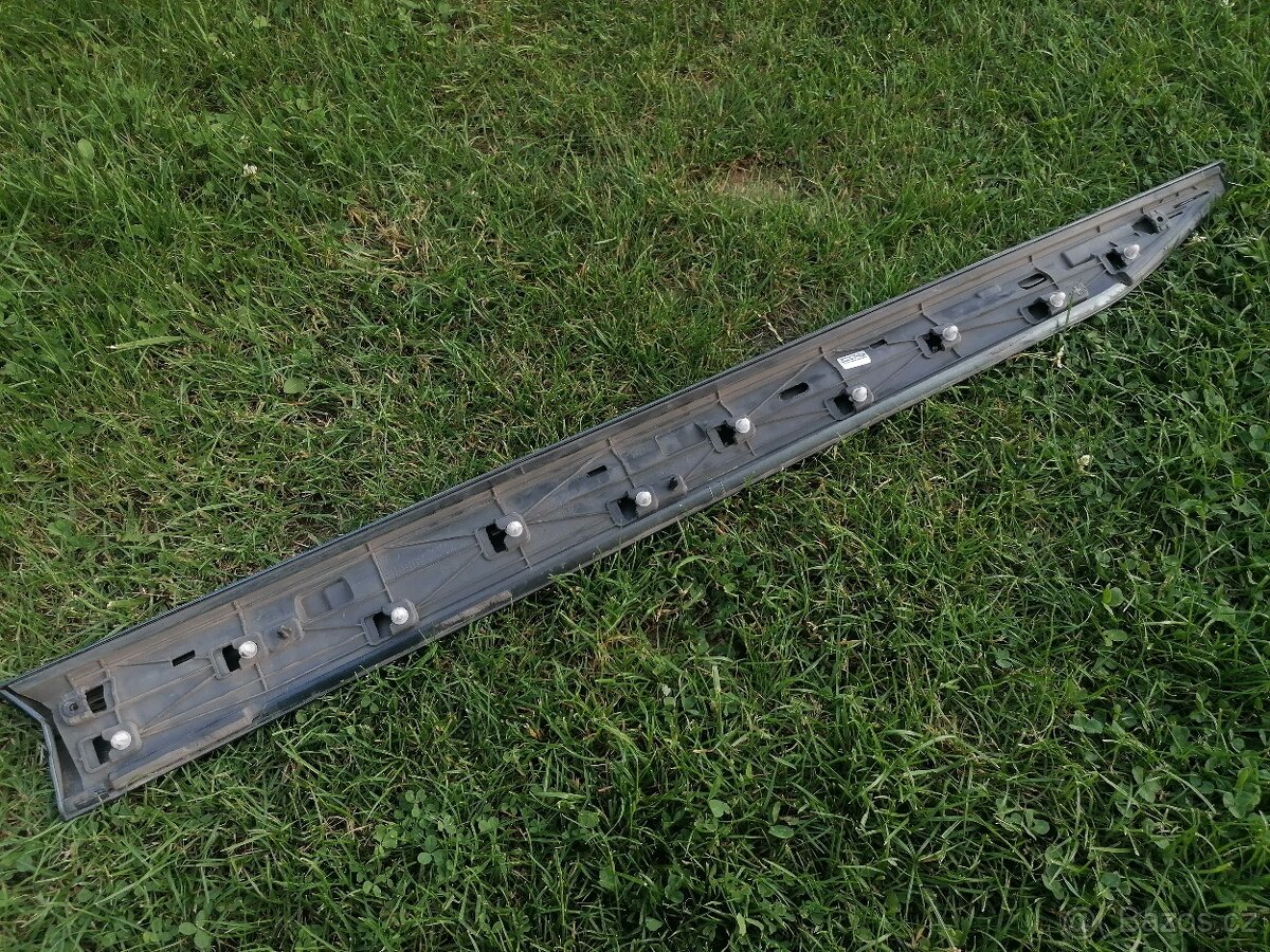 Přední pravá lišta dveří Škoda Superb 3 - 3