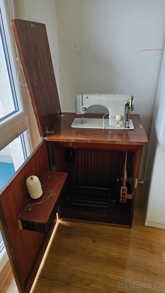 Starý šicí stroj - 3