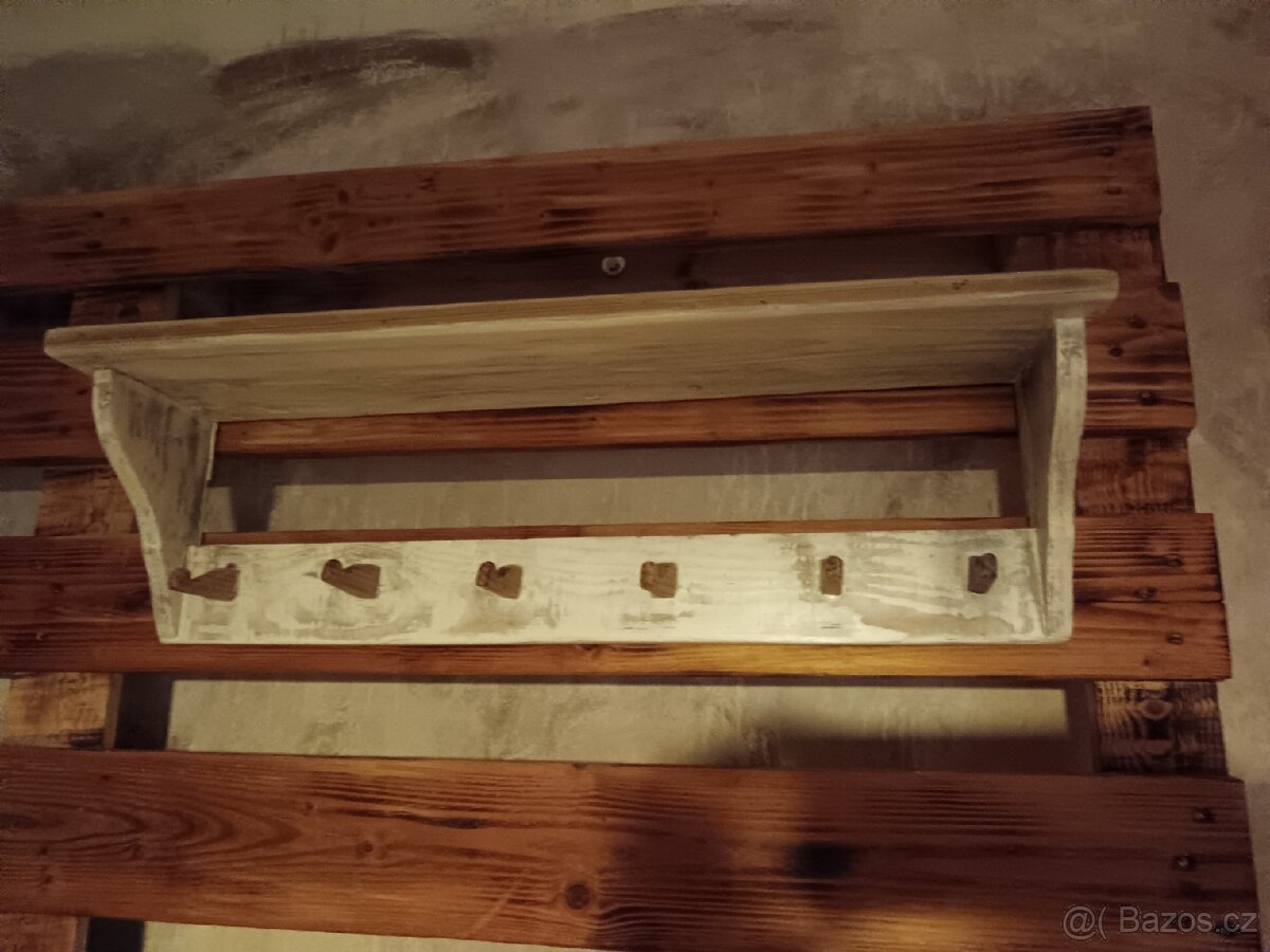 Dřevěná rustikální polička s háčky styl provence - 3