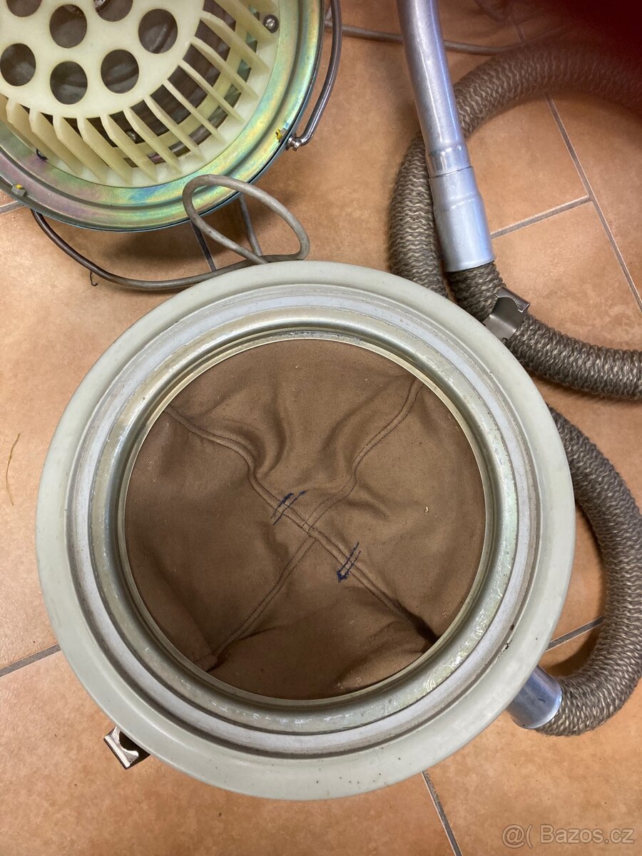 Stary historicky rusky vysavac - 3