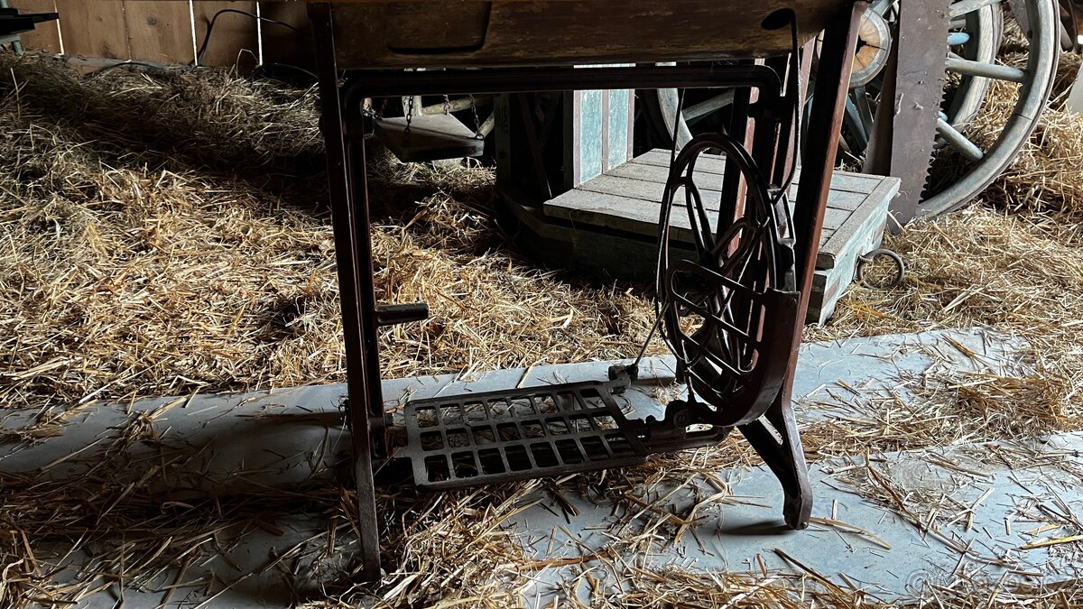 Šlapací šicí stroj Lada - 3