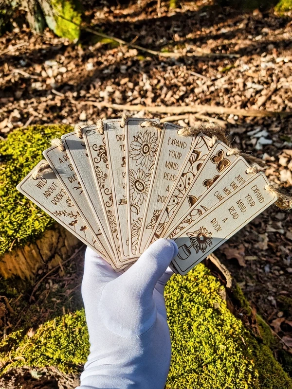 Dřevěná záložka do knihy s originálním designem V7 - 3