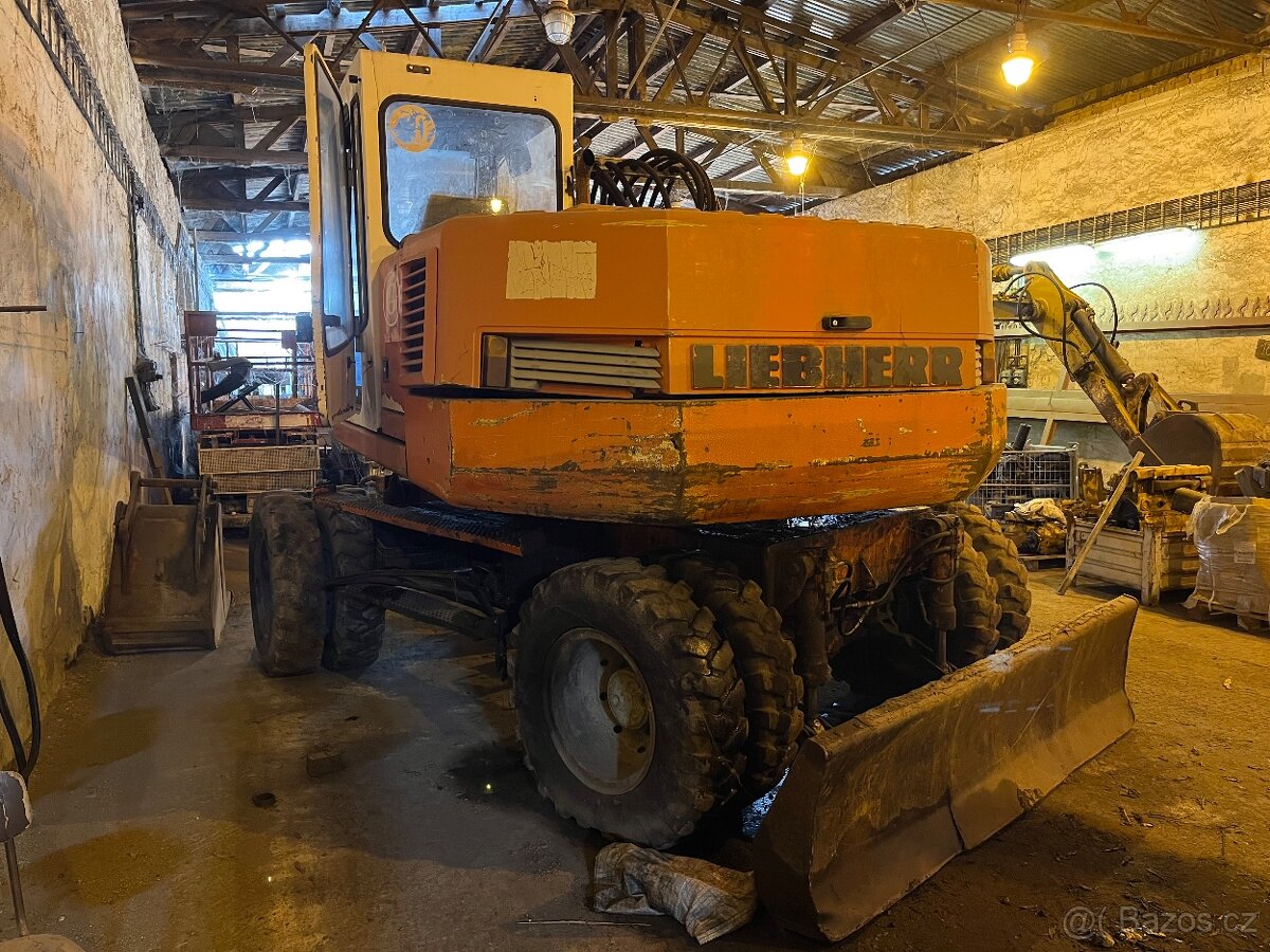 Kolový bagr Libherr312 - 3