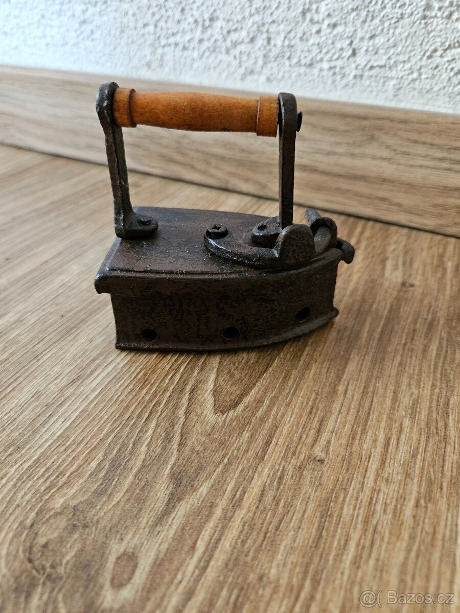 Stará litinová mini žehlička - 3