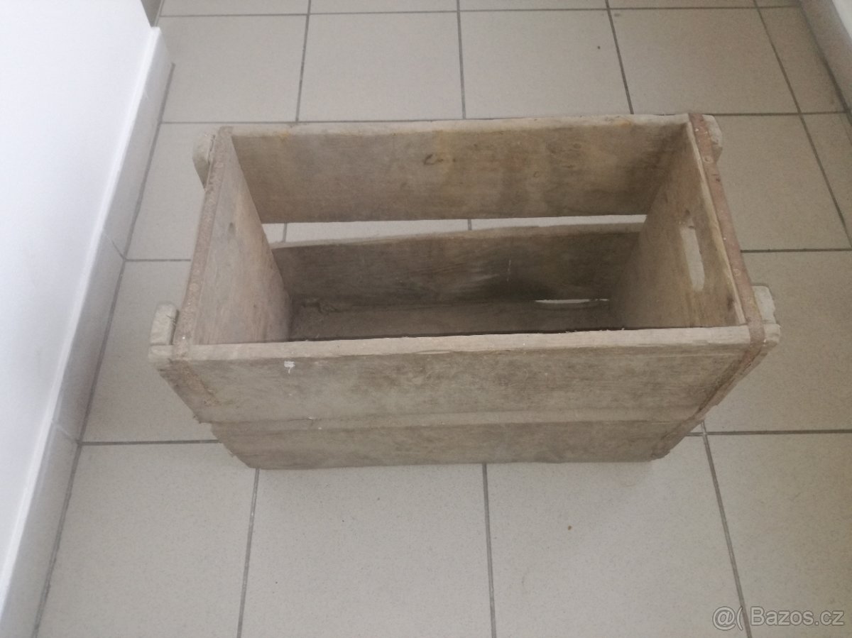 nálezy z půdy: konev, bedna, šroťák, vyřezávaná nástavba - 3