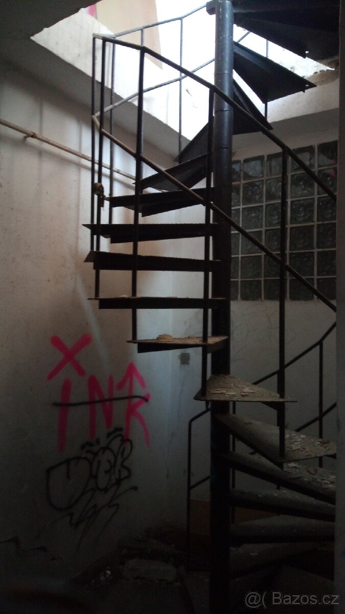 točité schodiště (spirálové)
- 3