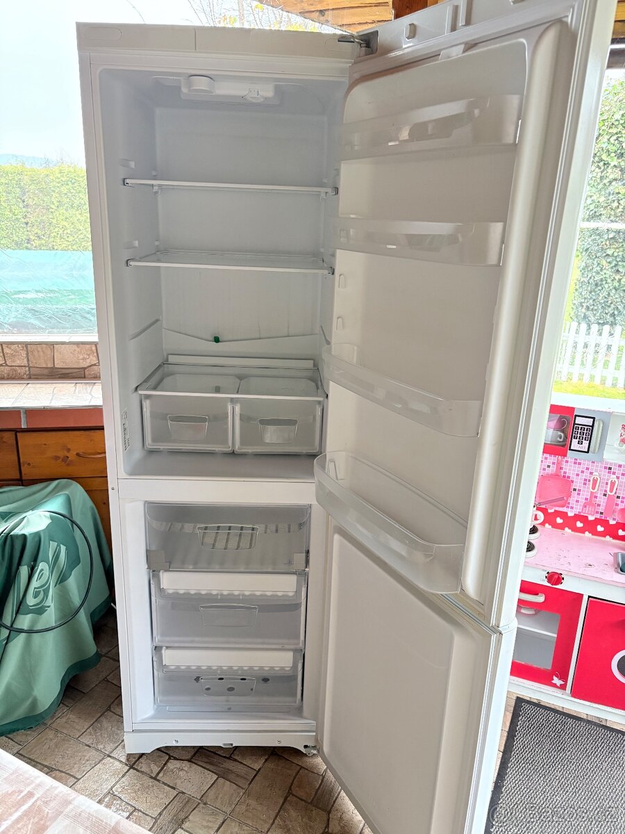 Lednička s mrazákem Indesit - 3