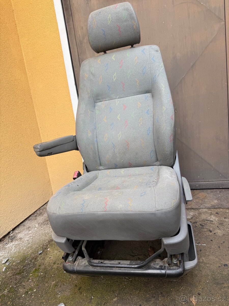 VW T5 - řidičova sedačka s podstavcem - 3