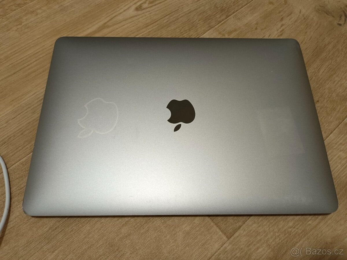 Apple A2337, macbook Air 2020, 8 jádrový CPU M1, 512GB - 3