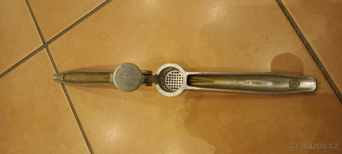 ruční lis na česnek - 3