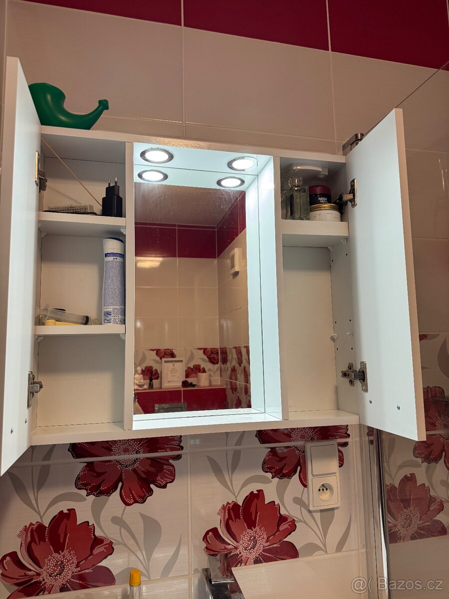 Koupelnová skříňka s osvětlením - 3