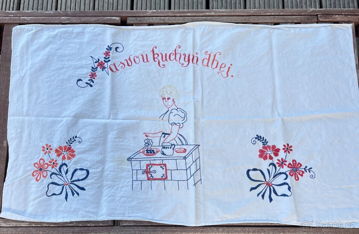 Staré vyšívané ubrusy, háčkované dečky a gobelínový přehoz - 3