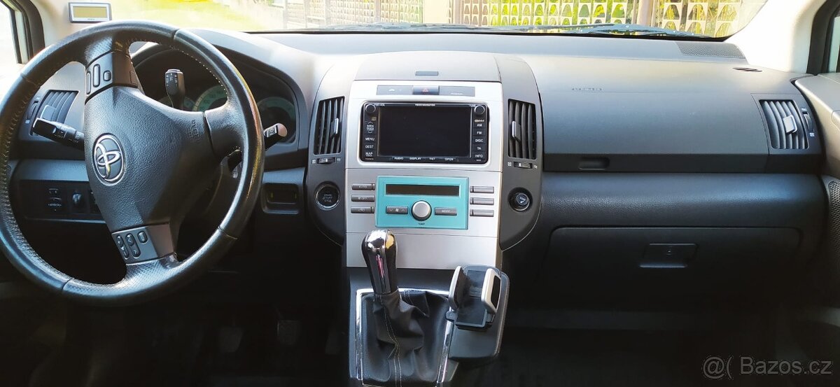 Toyota Corolla Verso 2.2 D-Cat 130 KW, 6 rychlostí - 3