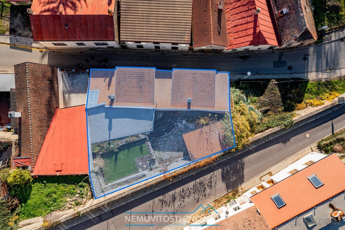 Prodej domu se 3 apartmány, útulným dvorkem, a na skvělé adr - 3