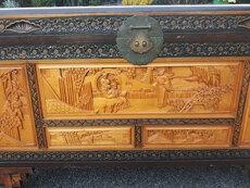 Unikátní starší dřevěná vyřezávaná truhla - 3