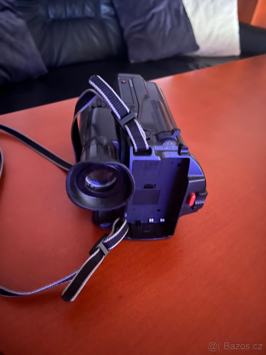 CANON UC 100, 8 mm Video Camcorder - 3