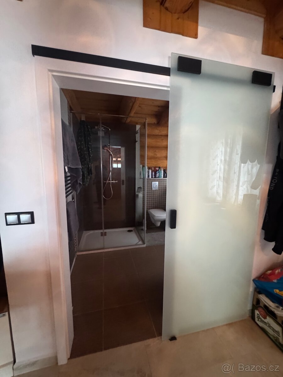 Prosklené posuvné dveře s tlumičem. - 3