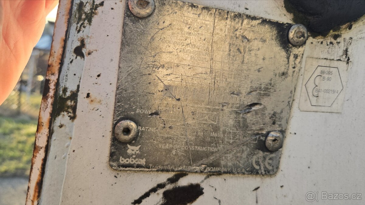 Smykový nakladač bobcat 863H - 3