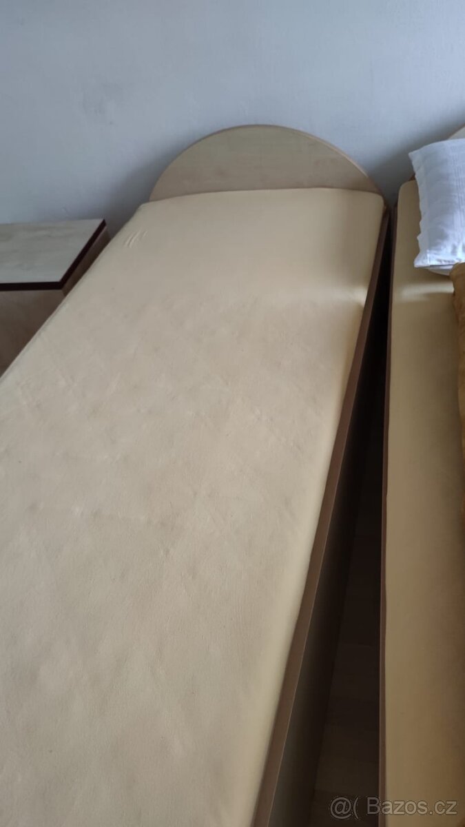 Postel s nočními stolky - 3