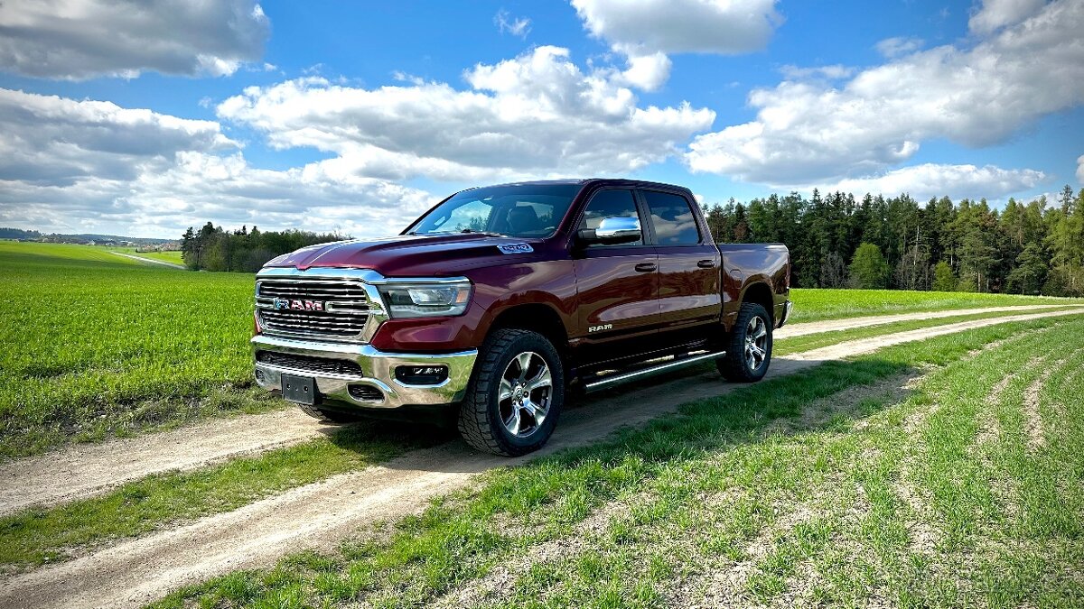 RAM 1500 Laramie 5.7 HEMI eTorque – 2023 | Luxusní výbava