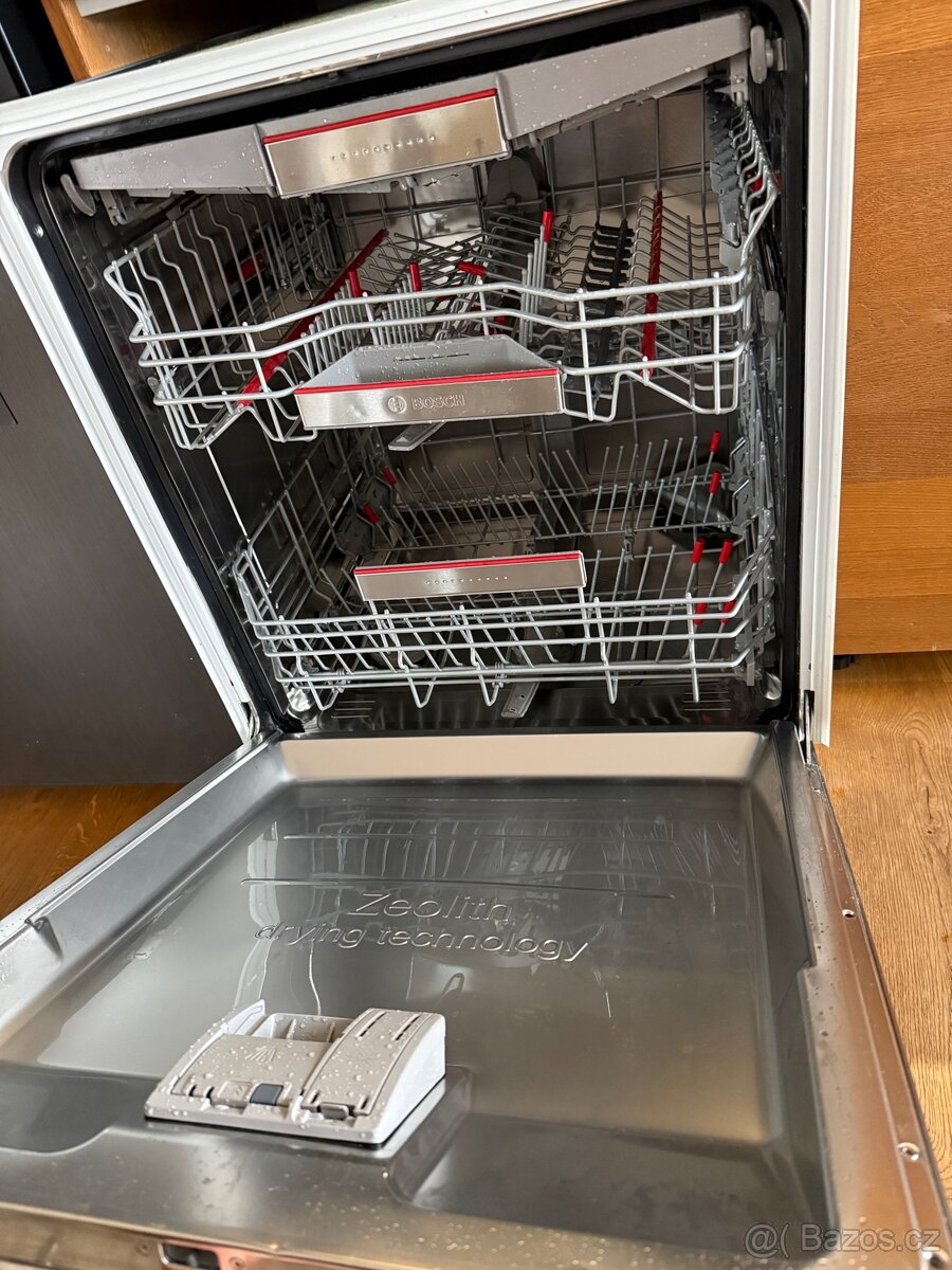 Myčka Bosch s8 SMV8YCX01E/01 teče někde - 3