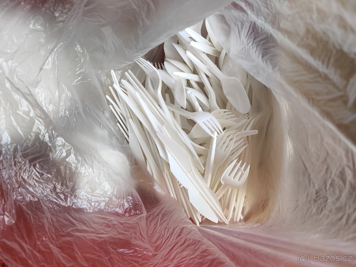 Krabice nového plastového nádobí - 3