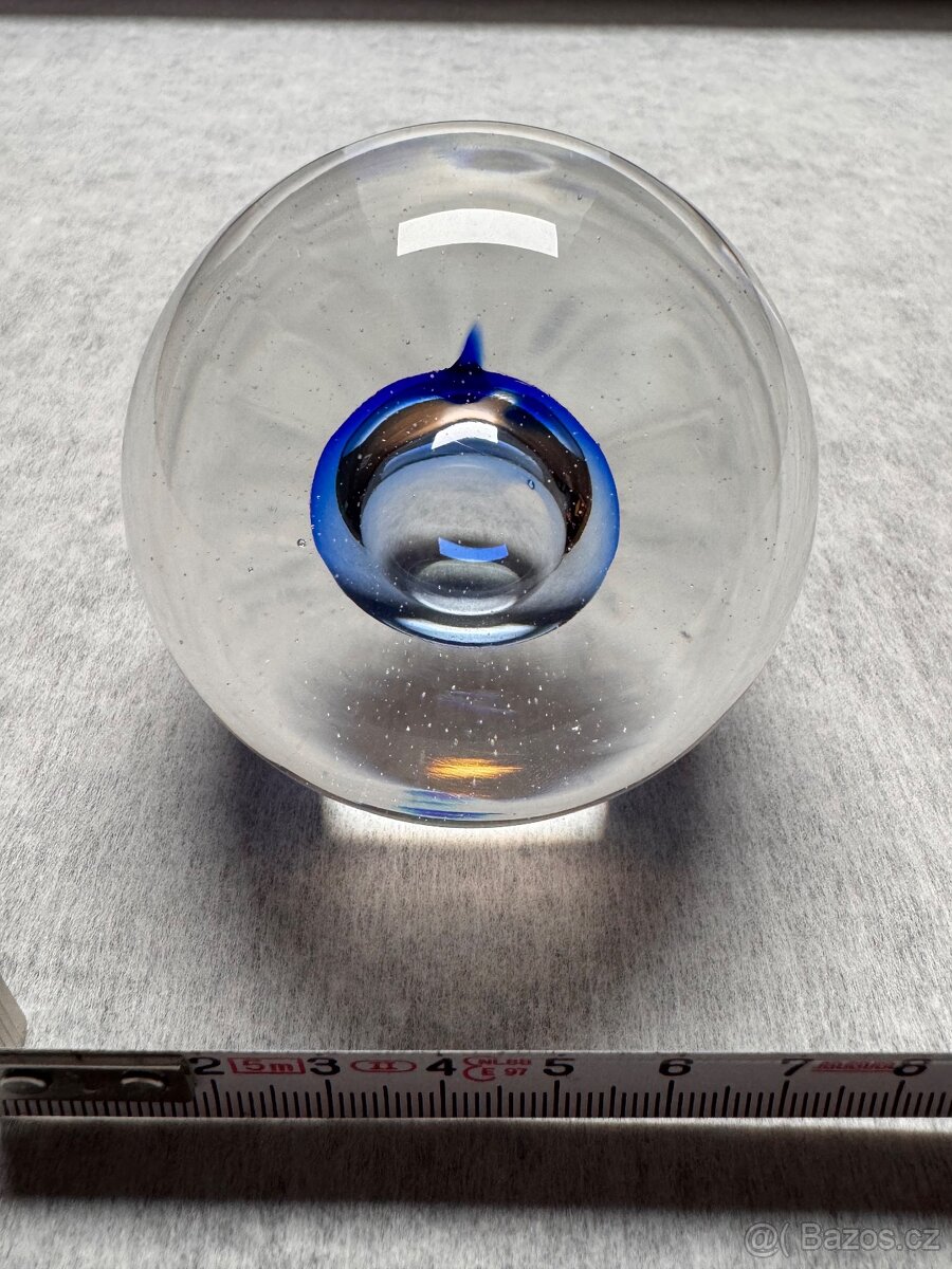Skleněné těžítko s modrým středem ve tvaru bubliny - 3