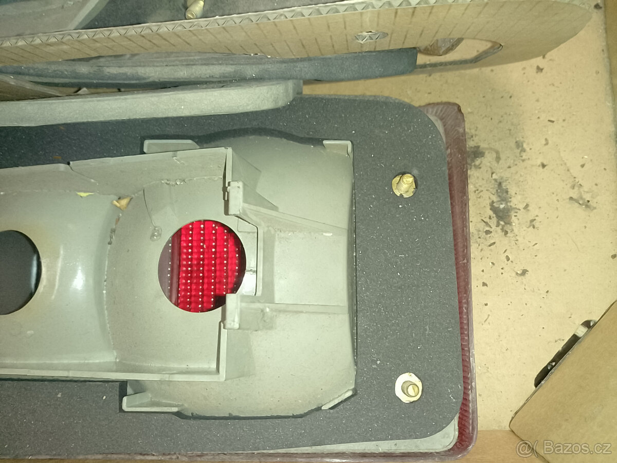 Ford Sierra těsnění pod zadní světla, 702 041 467