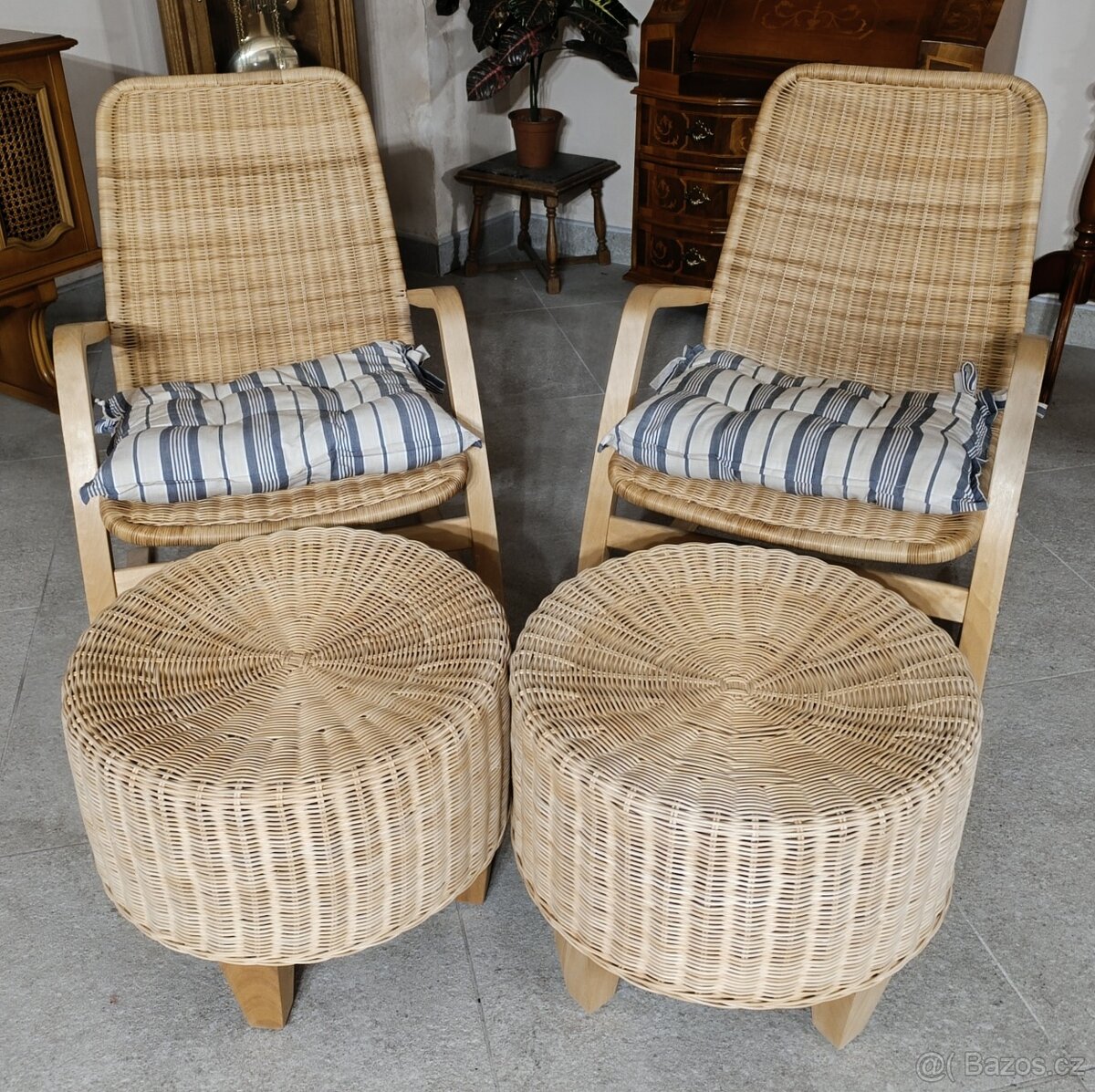 Sada dvou ratanových křesílek a dvou taburetů. - 3
