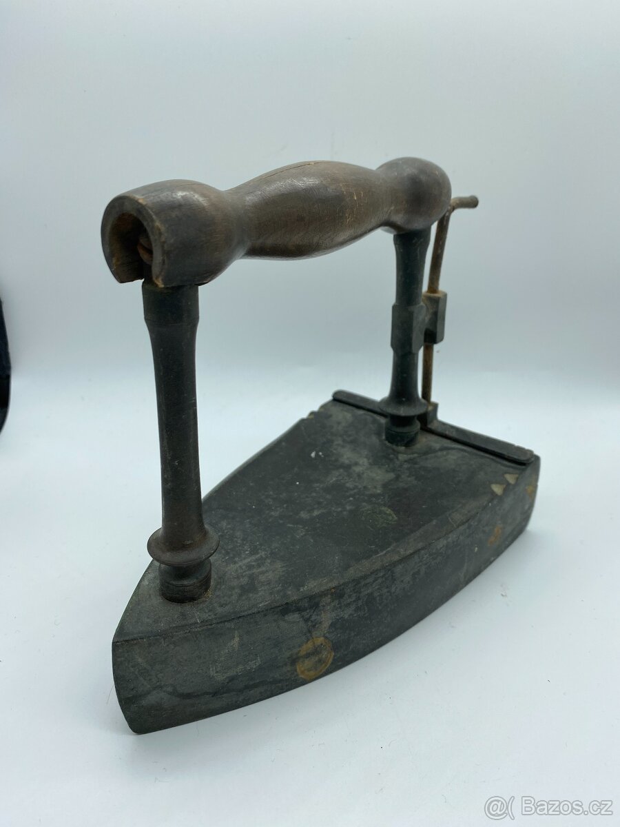 Sběratel nabízí staré žehličky - 3