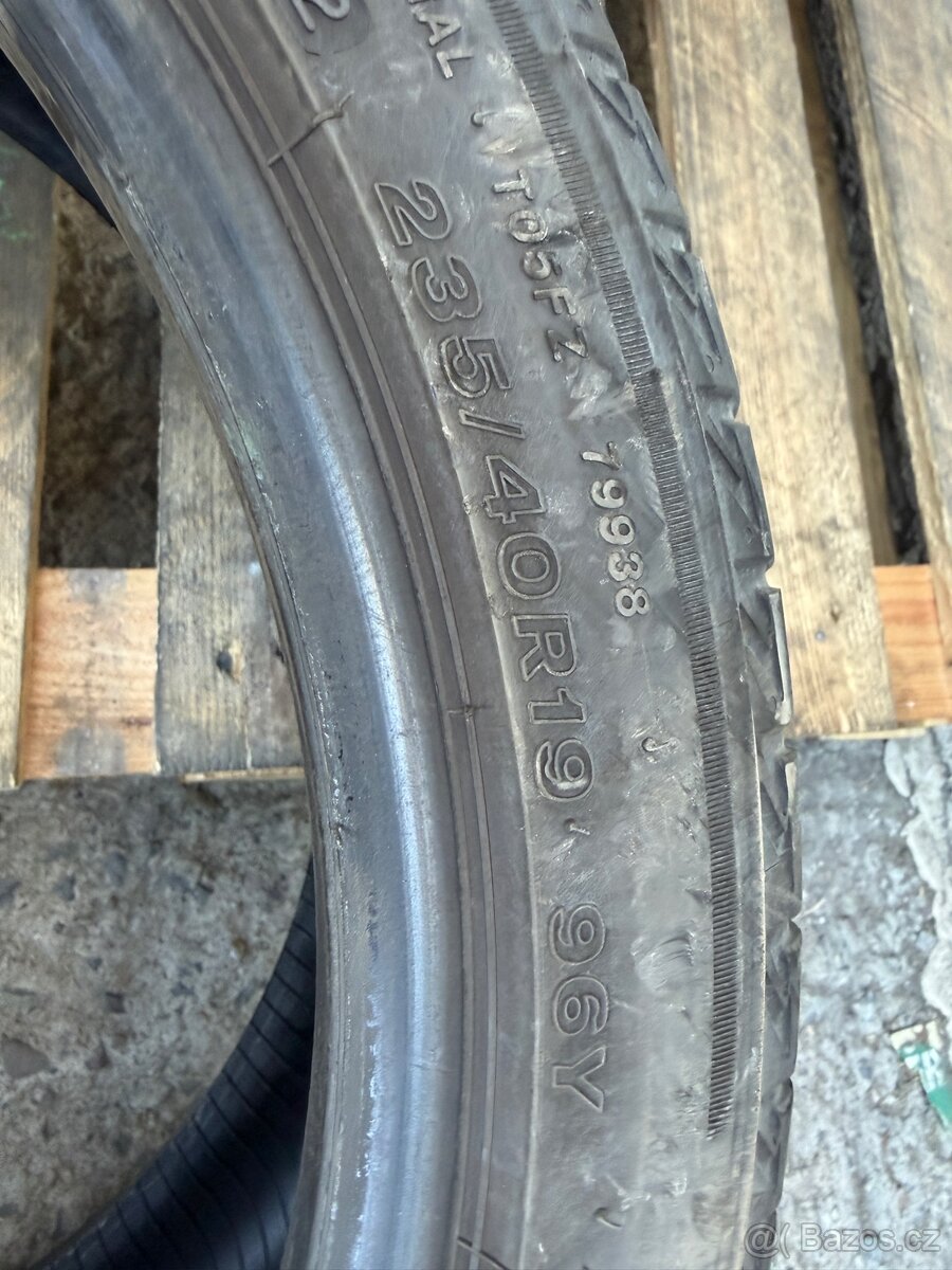 235/40/19 letni - 3