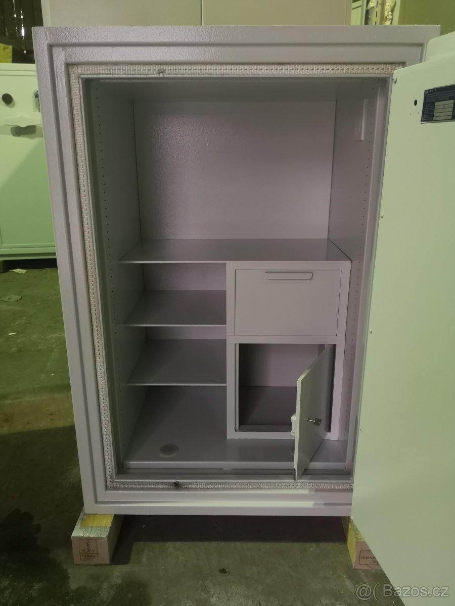 Trezor Sistec SE3 s vnitřním vhozem + schránka na klíč - 3