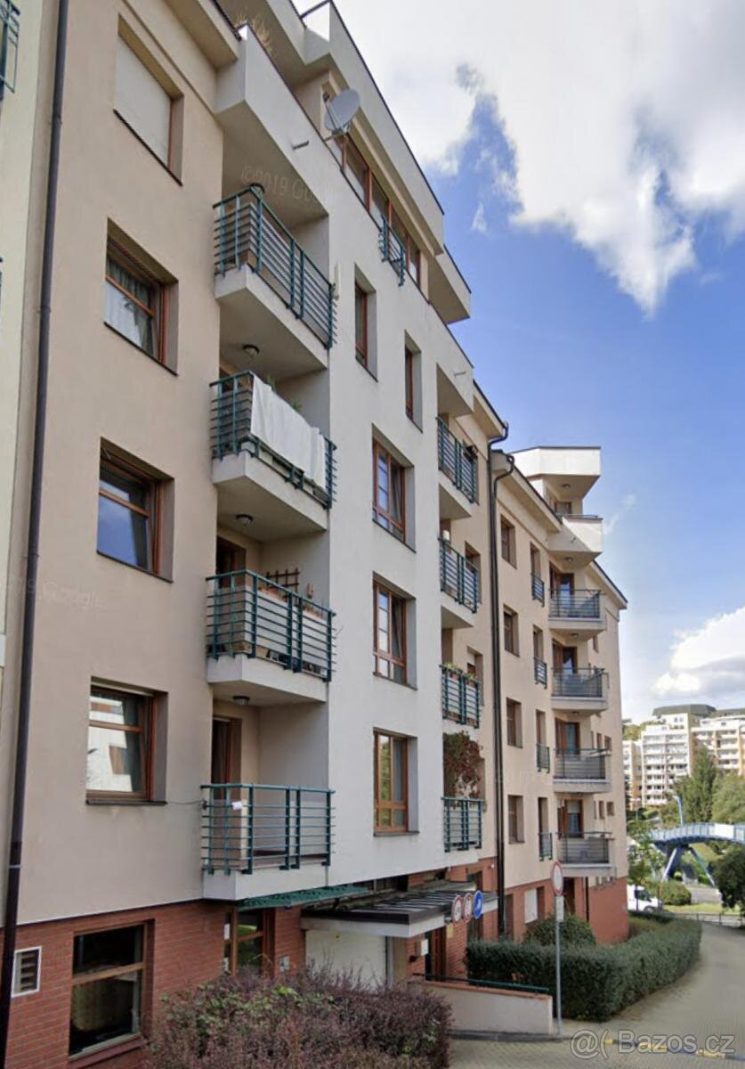 Pronájem garážového stání, 12 m2, ul. Slavníkova 2386/11, Pr - 3